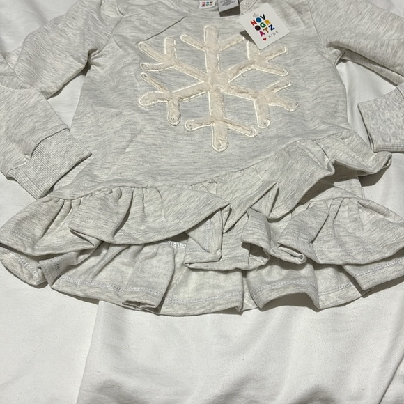 Novogratz kids 5/6 oatmeal sweatshirt 3D snowflake emblem ruffled hemline nwot - Picture 3 of 9